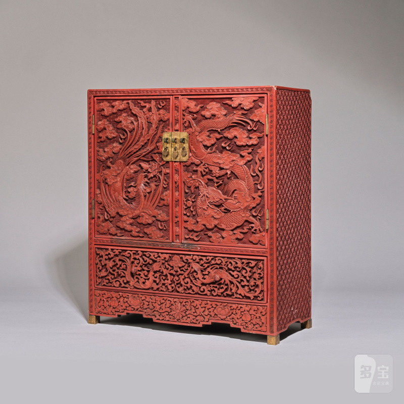 清 十九世紀末 剔紅龍鳳紋小櫃 | PETIT CABINET EN LAQUE ROUGE SCULPTÉE